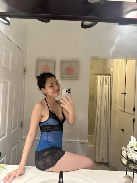 Just a Monday night in my blue sexy 🤓