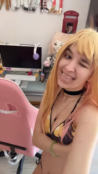 Cosplayer with small 👀